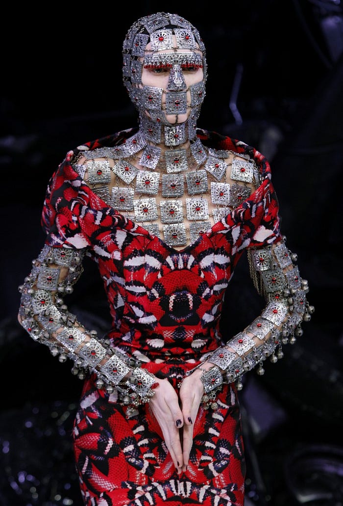 Exposition Art Blog Alexander McQueen — Avant-garde Fashion | by Milena Olesinks